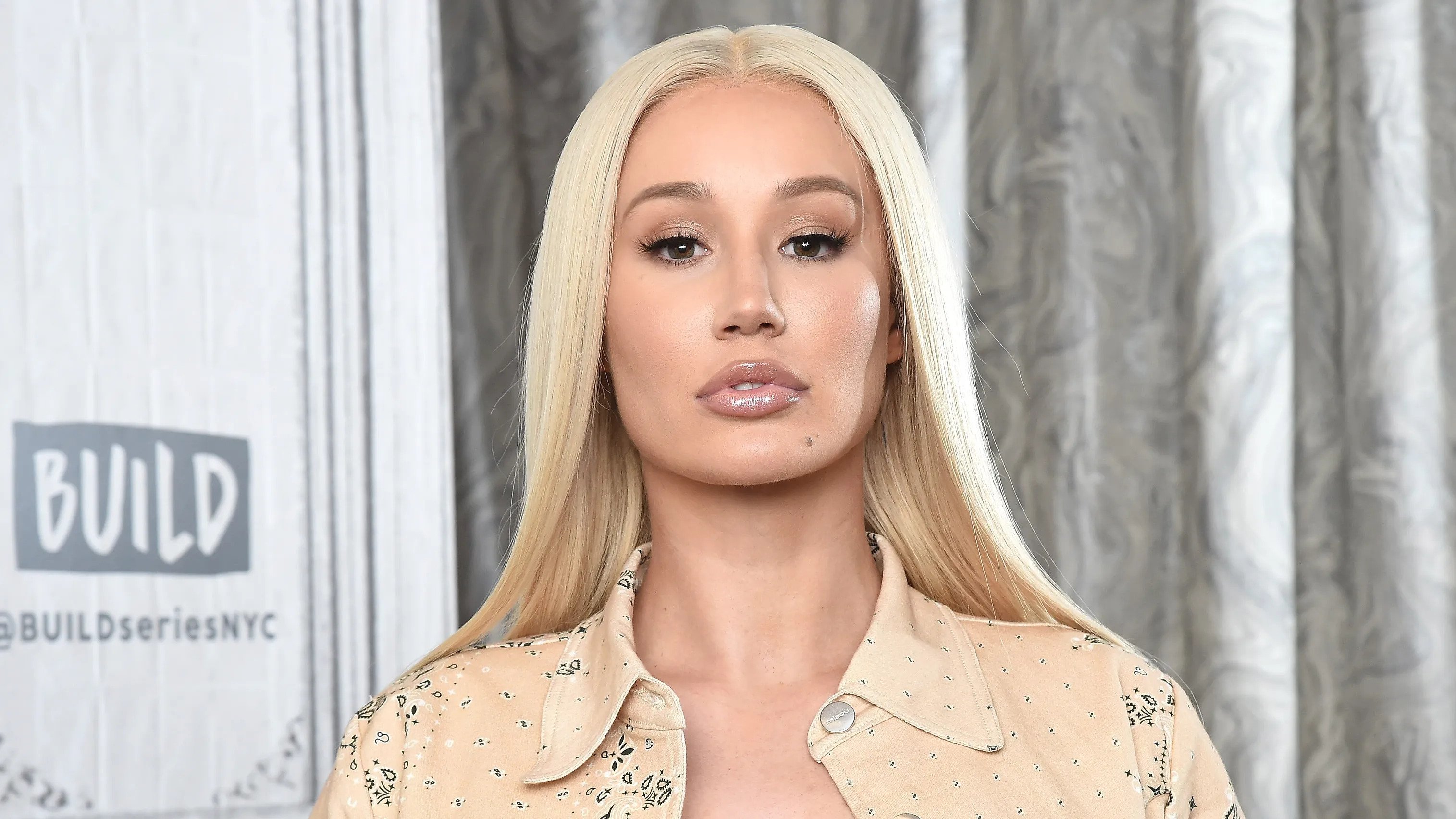 Iggy Azalea Flaunts Her Unreal Curves In A Skimpy Green Bikini Daily Iggy Azalea Flaunts Her Unreal Curves In A Skimpy Green Bikini Daily