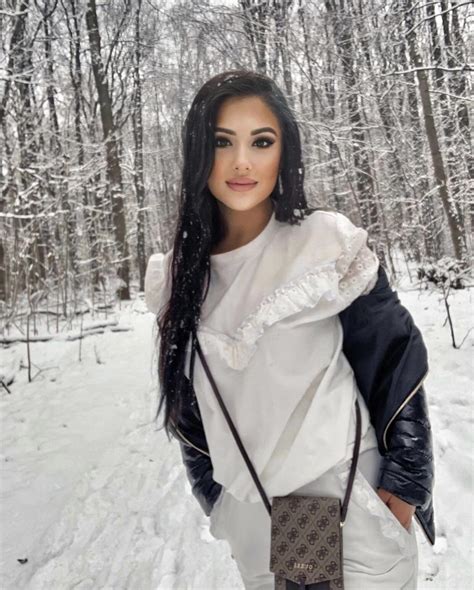 Jessie Ren E Winter Scrolller Jessie Ren E Winter Scrolller
